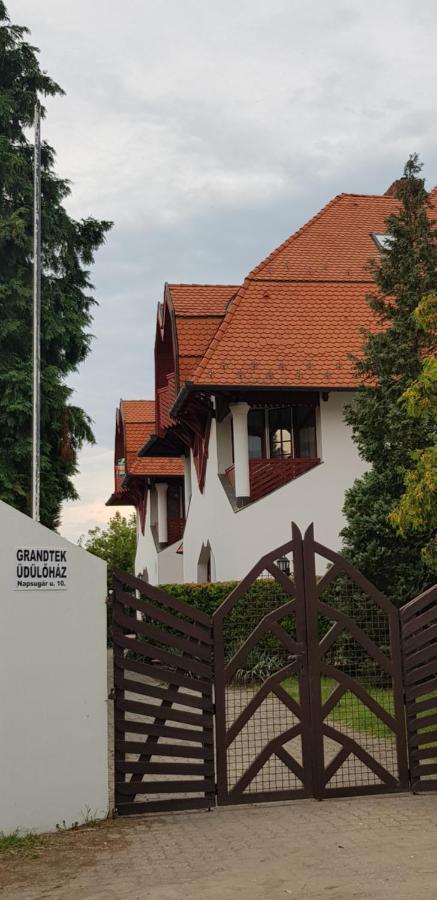 Grantek Üdülőház Balatonlelle Esterno foto