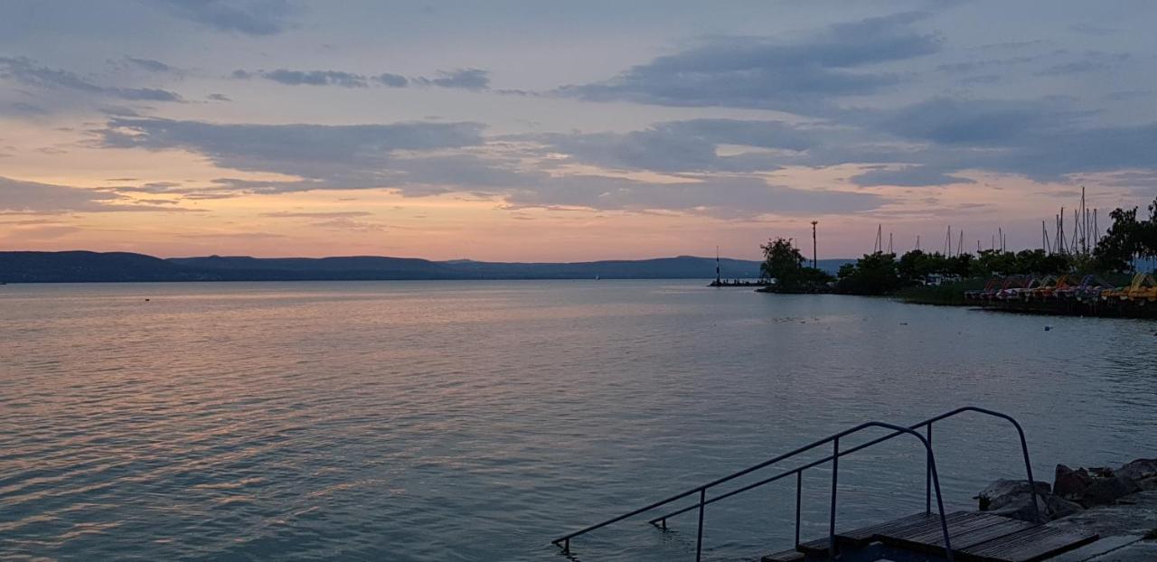Grantek Üdülőház Balatonlelle Esterno foto